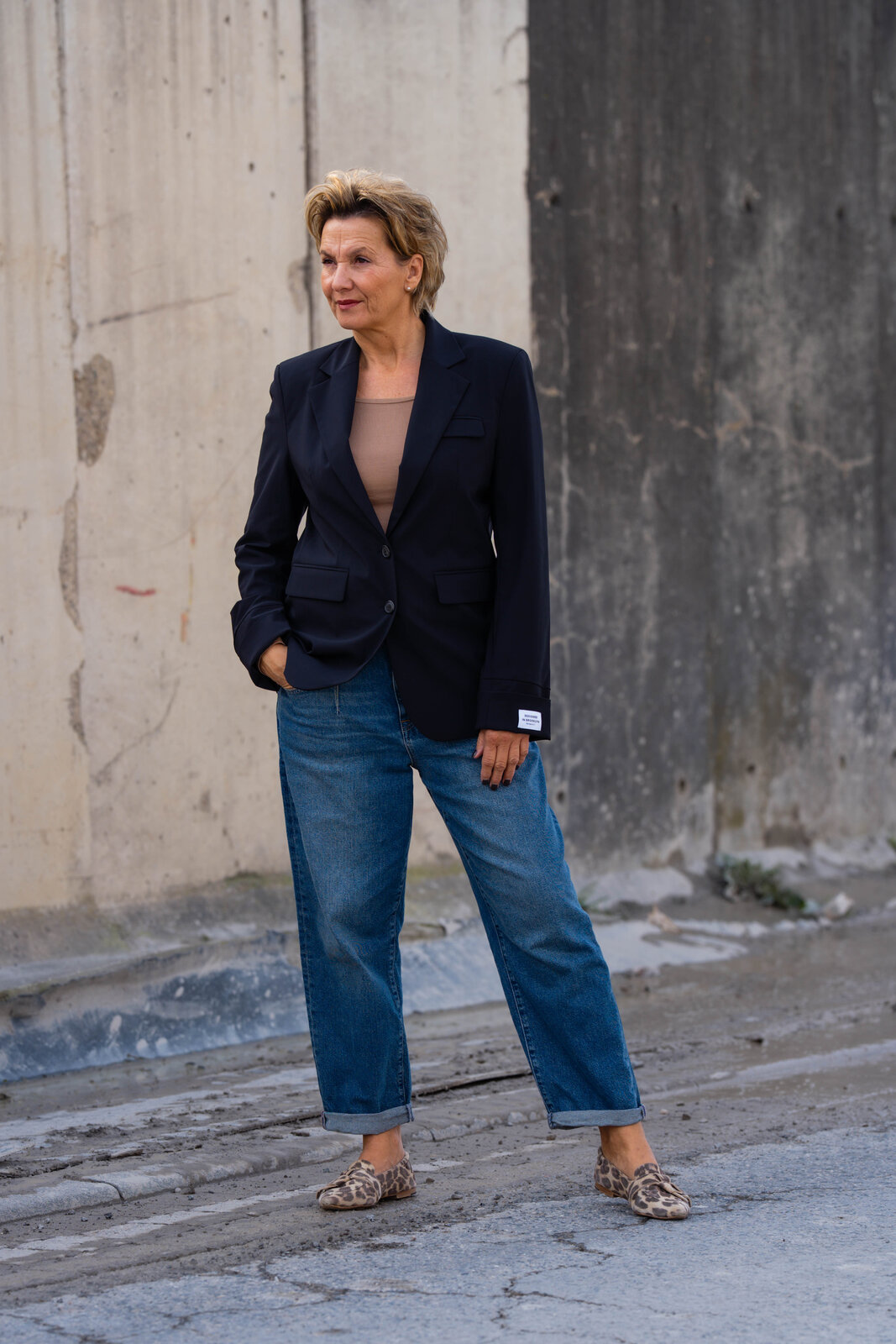 Coole Jeans “BROOKE DENIM” (HL09)/Blazer “HAILEY” navy (PI09) / Feines Shirt “ADELE” caramel (BA61)