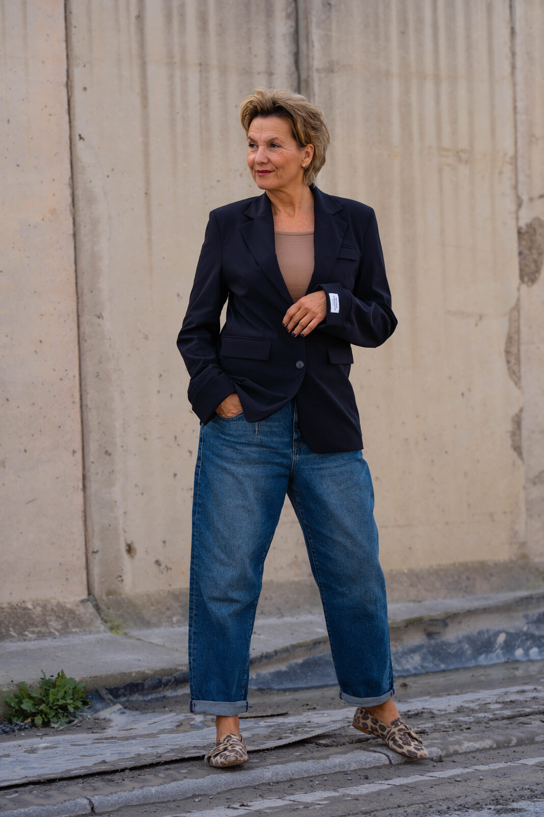 Coole Jeans “BROOKE DENIM” (HL09)/Blazer “HAILEY” navy (PI09) / Feines Shirt “ADELE” caramel (BA61)