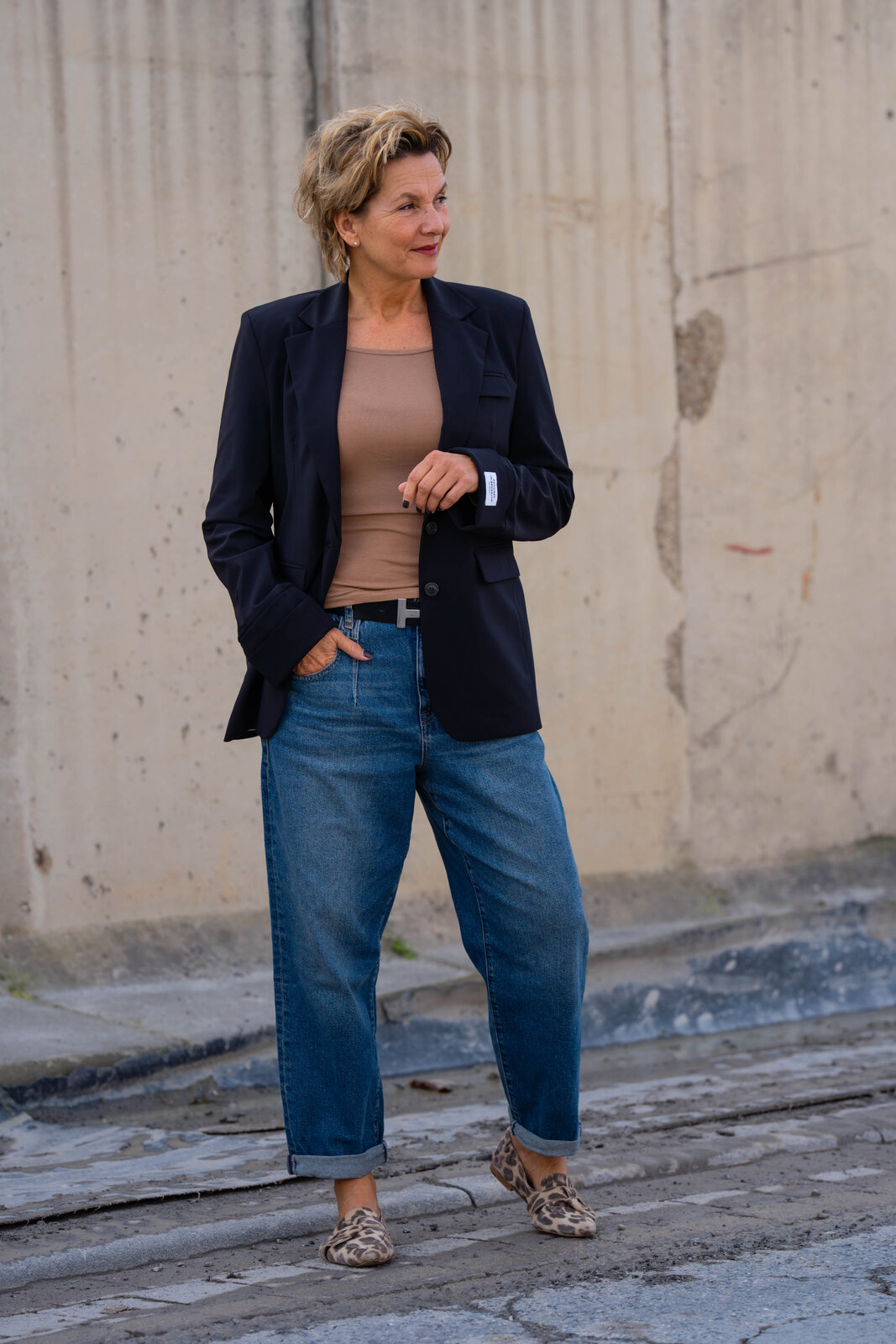 Coole Jeans “BROOKE DENIM” (HL09)/Blazer “HAILEY” navy (PI09) / Feines Shirt “ADELE” caramel (BA61)