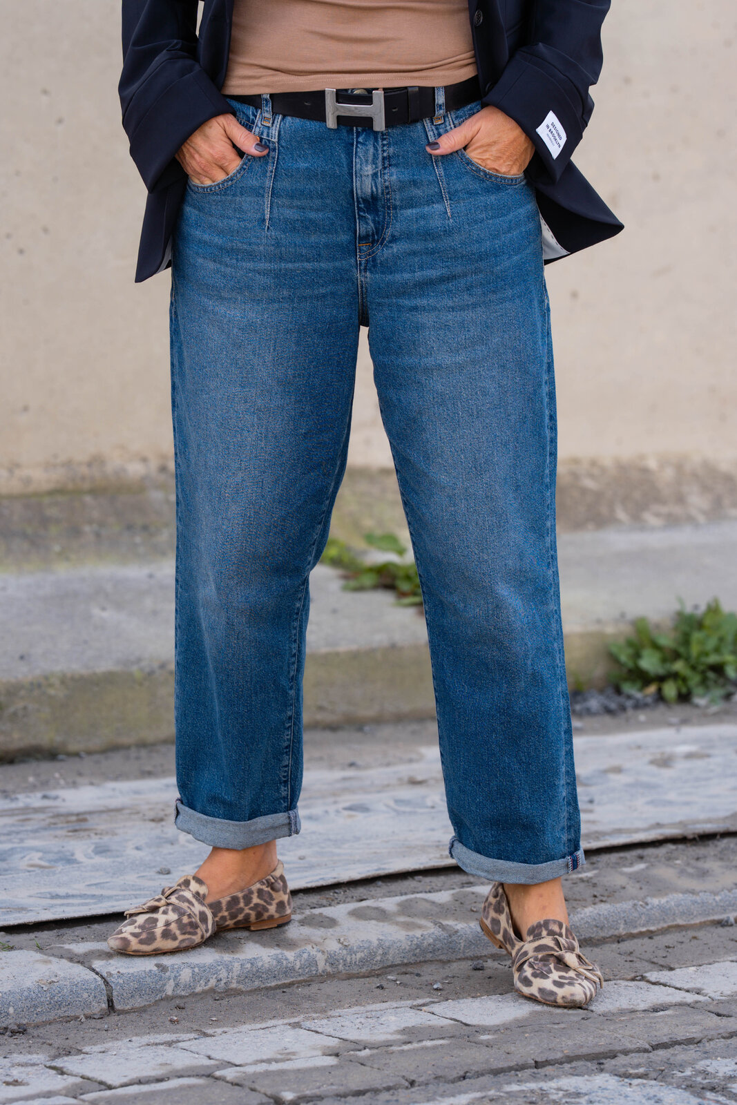 Coole Jeans “BROOKE DENIM” (HL09)/Blazer “HAILEY” navy (PI09) / Feines Shirt “ADELE” caramel (BA61)