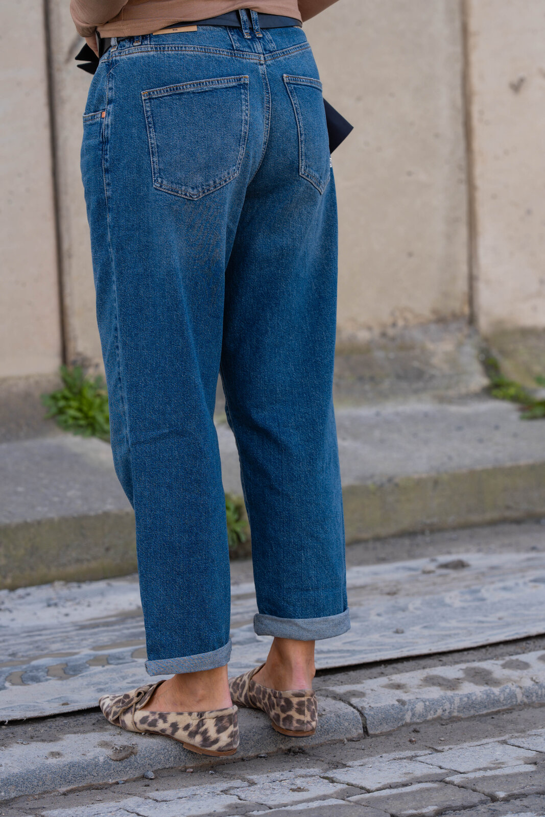 Coole Jeans “BROOKE DENIM” (HL09)/Blazer “HAILEY” navy (PI09) / Feines Shirt “ADELE” caramel (BA61)