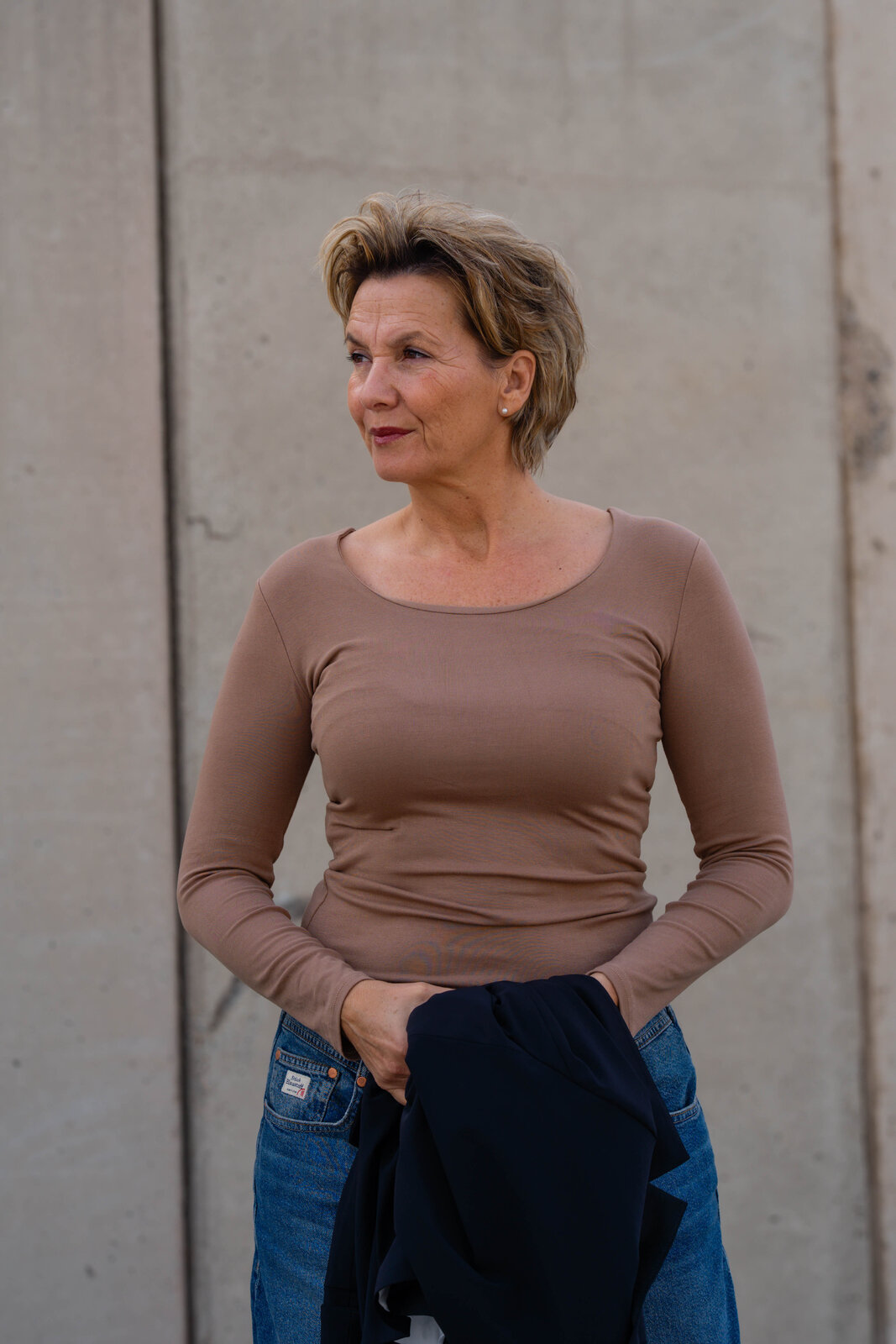 Coole Jeans “BROOKE DENIM” (HL09)/Blazer “HAILEY” navy (PI09) / Feines Shirt “ADELE” caramel (BA61)