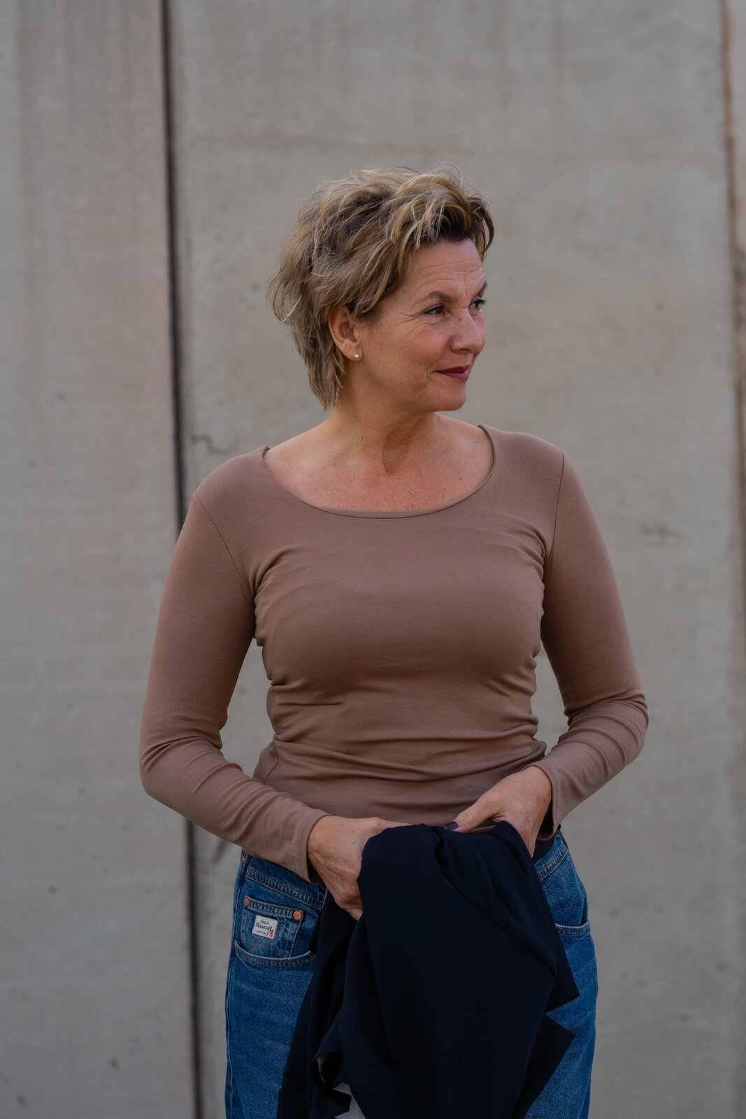 Coole Jeans “BROOKE DENIM” (HL09)/Blazer “HAILEY” navy (PI09) / Feines Shirt “ADELE” caramel (BA61)