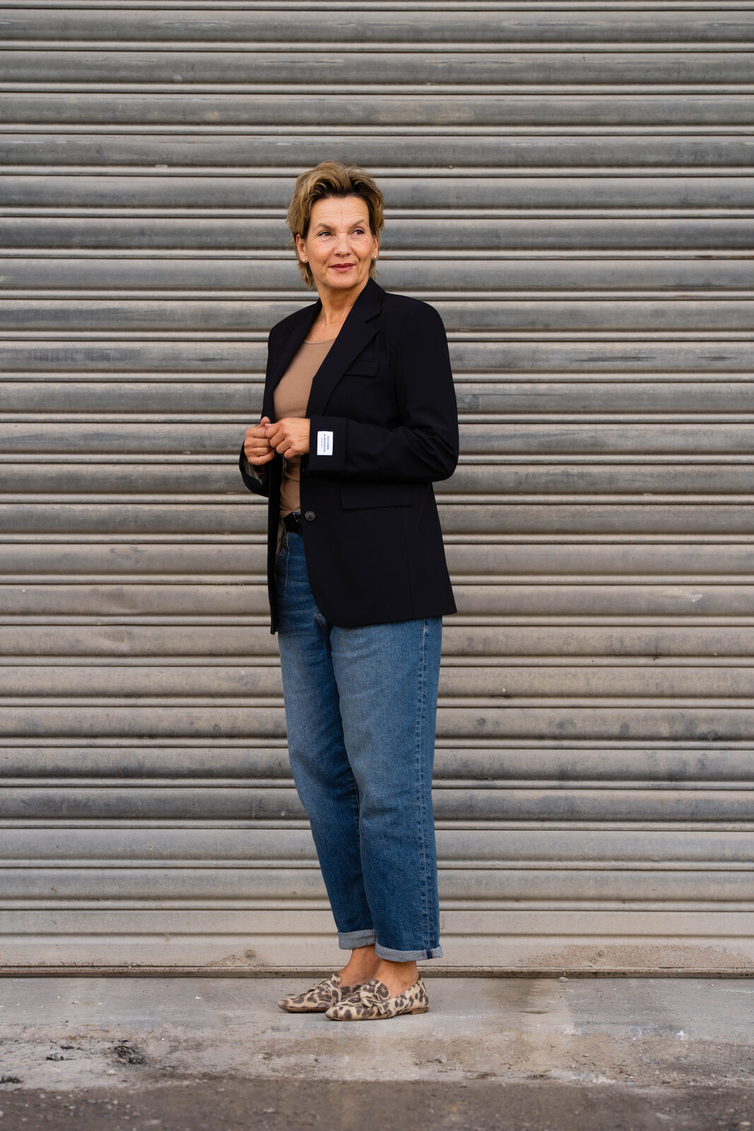 Coole Jeans “BROOKE DENIM” (HL09)/Blazer “HAILEY” navy (PI09) / Feines Shirt “ADELE” caramel (BA61)