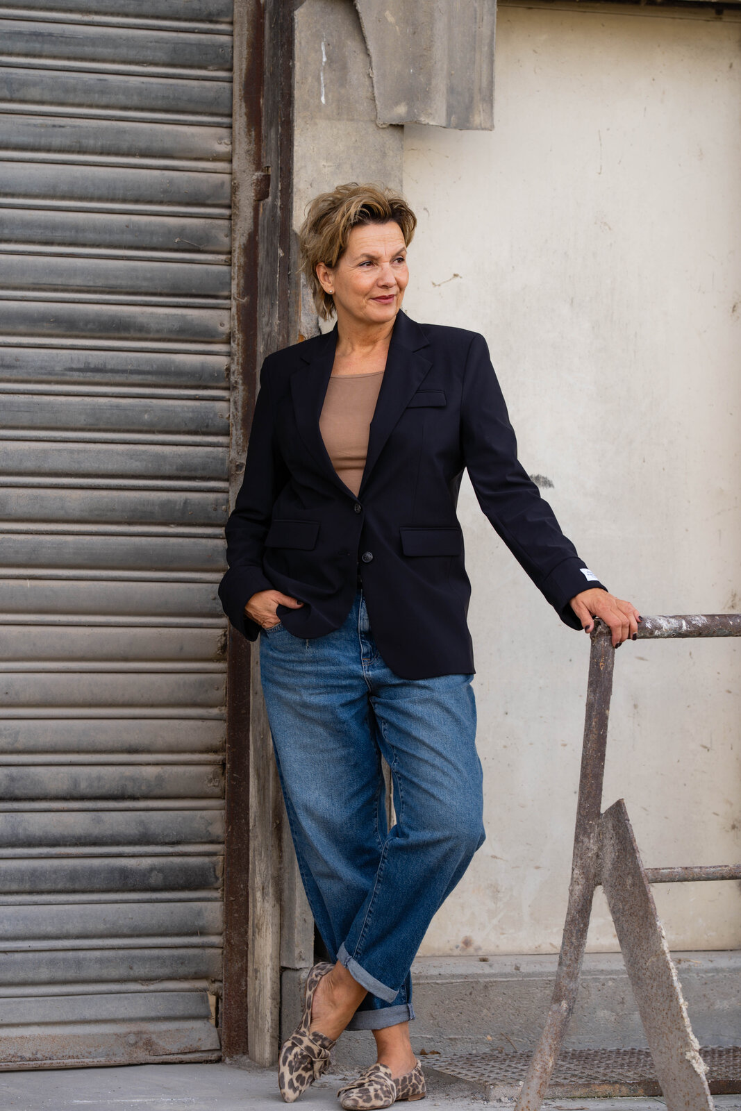 Coole Jeans “BROOKE DENIM” (HL09)/Blazer “HAILEY” navy (PI09) / Feines Shirt “ADELE” caramel (BA61)