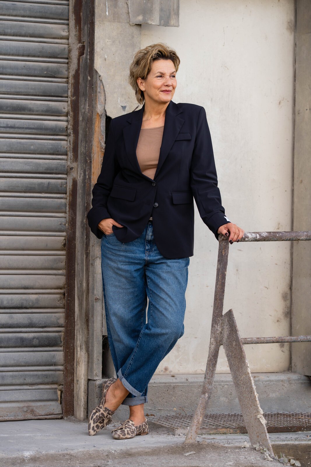 Coole Jeans “BROOKE DENIM” (HL09)/Blazer “HAILEY” navy (PI09) / Feines Shirt “ADELE” caramel (BA61)