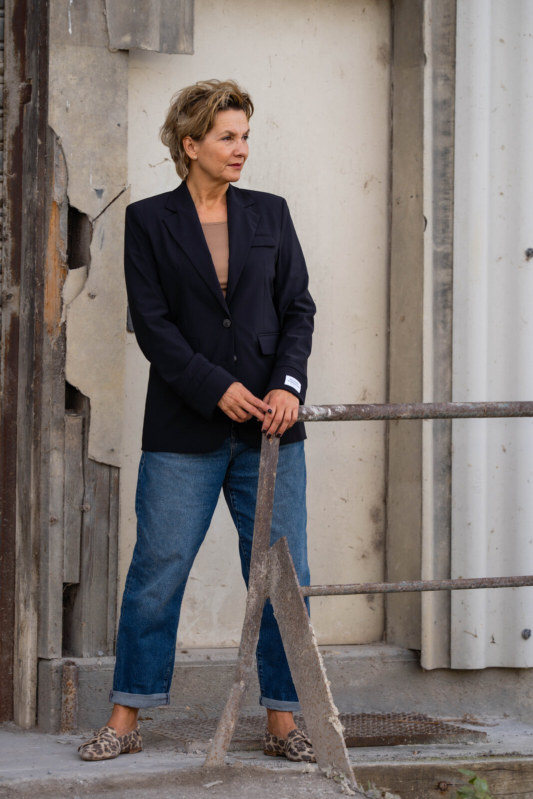 Coole Jeans “BROOKE DENIM” (HL09)/Blazer “HAILEY” navy (PI09) / Feines Shirt “ADELE” caramel (BA61)