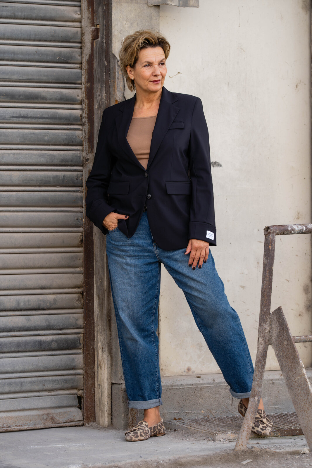 Coole Jeans “BROOKE DENIM” (HL09)/Blazer “HAILEY” navy (PI09) / Feines Shirt “ADELE” caramel (BA61)