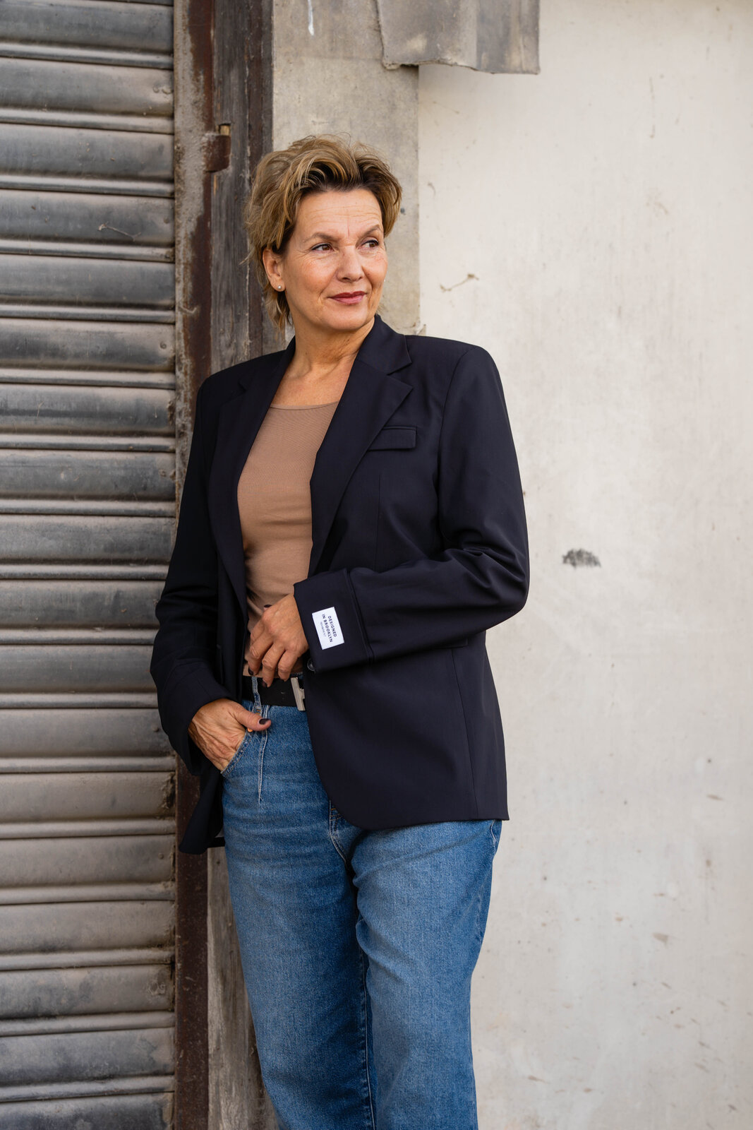 Coole Jeans “BROOKE DENIM” (HL09)/Blazer “HAILEY” navy (PI09) / Feines Shirt “ADELE” caramel (BA61)