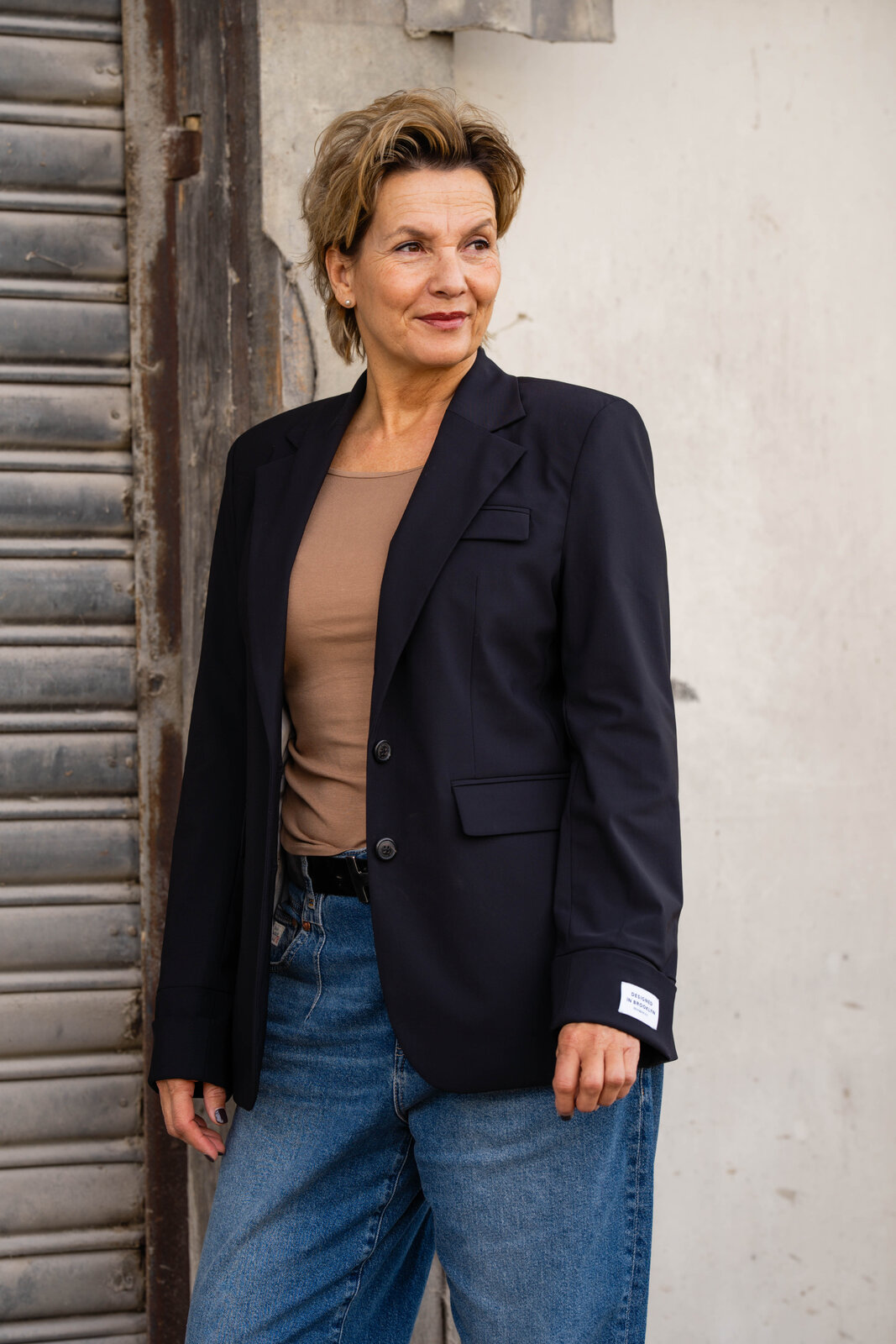 Coole Jeans “BROOKE DENIM” (HL09)/Blazer “HAILEY” navy (PI09) / Feines Shirt “ADELE” caramel (BA61)