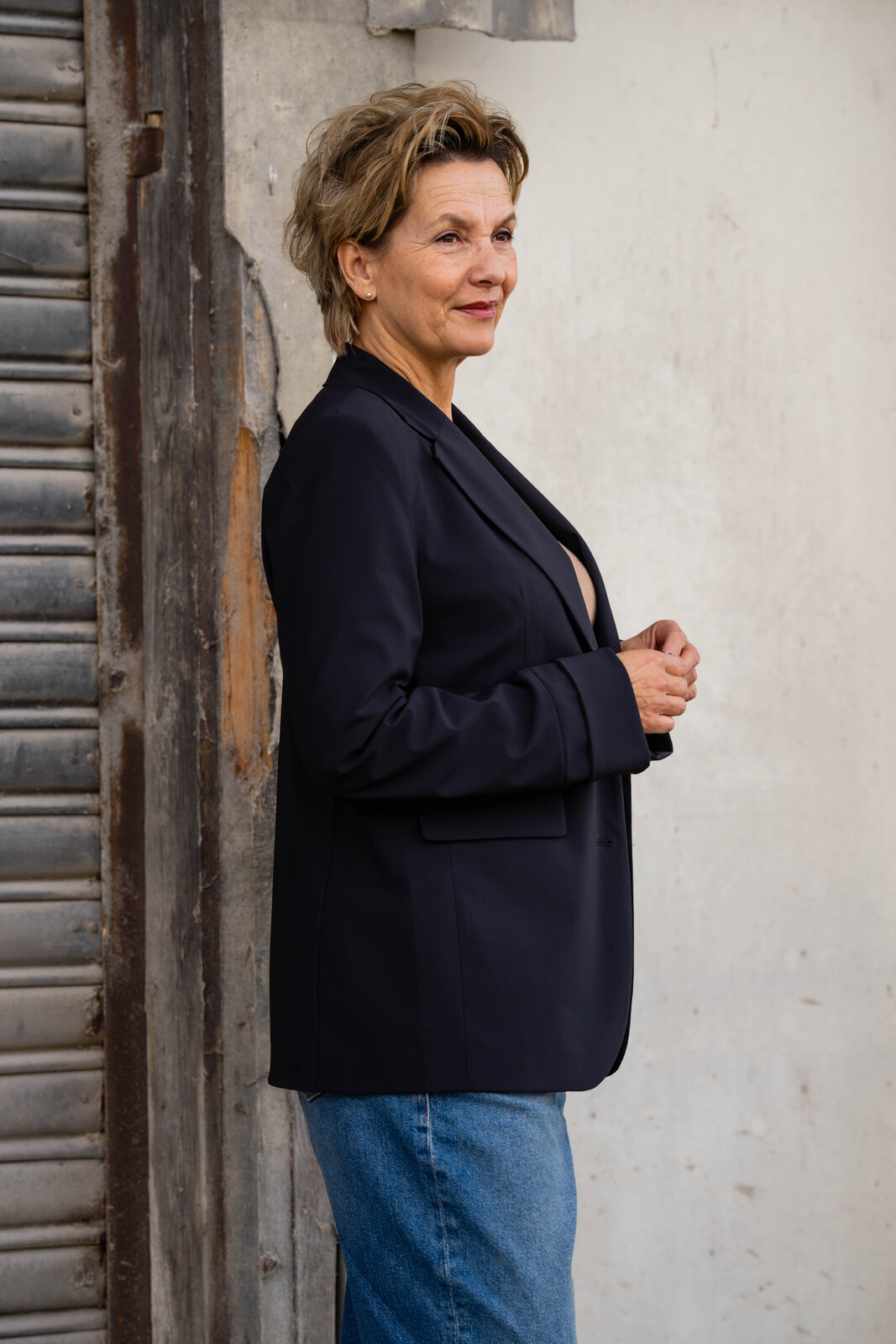 Coole Jeans “BROOKE DENIM” (HL09)/Blazer “HAILEY” navy (PI09) / Feines Shirt “ADELE” caramel (BA61)