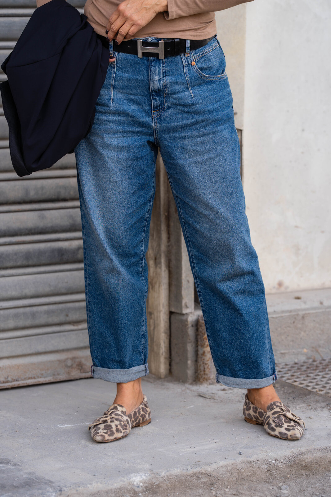 Coole Jeans “BROOKE DENIM” (HL09)/Blazer “HAILEY” navy (PI09) / Feines Shirt “ADELE” caramel (BA61)