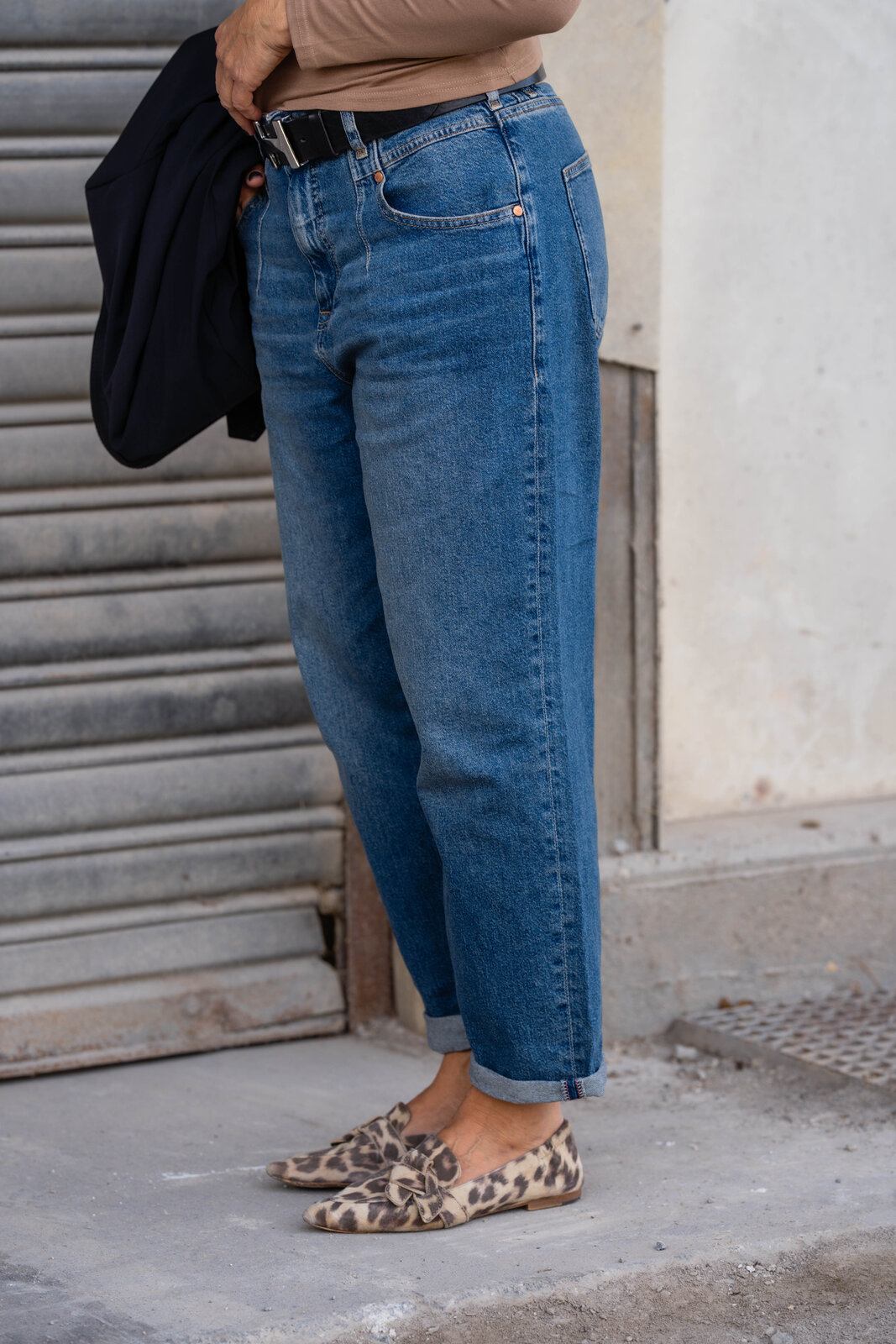 Coole Jeans “BROOKE DENIM” (HL09)/Blazer “HAILEY” navy (PI09) / Feines Shirt “ADELE” caramel (BA61)