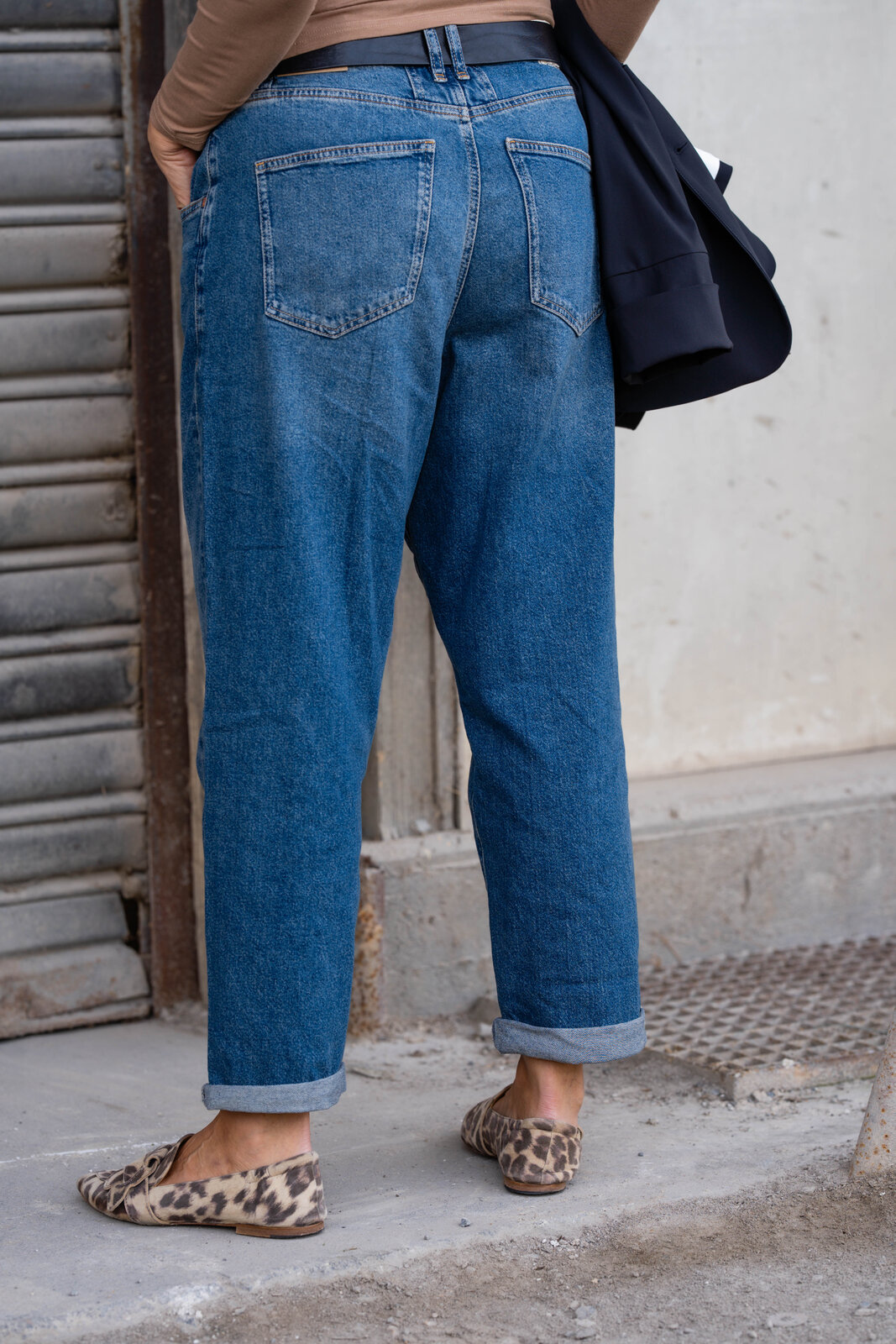 Coole Jeans “BROOKE DENIM” (HL09)/Blazer “HAILEY” navy (PI09) / Feines Shirt “ADELE” caramel (BA61)