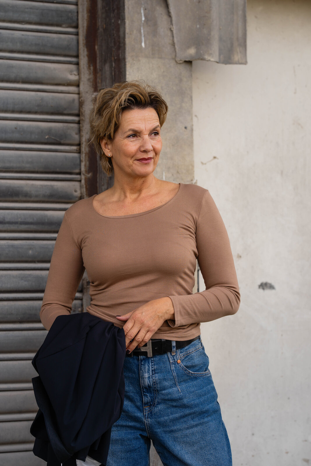 Coole Jeans “BROOKE DENIM” (HL09)/Blazer “HAILEY” navy (PI09) / Feines Shirt “ADELE” caramel (BA61)