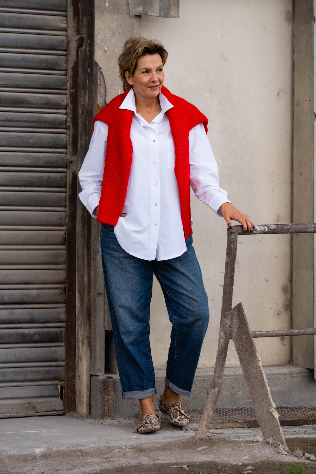 Oversized Hemdbluse “OLIVIA” (CC03)/Coole Jeans “BROOKE DENIM” (HL09/Edler Strickpullover “LINI” flame red (HL470)