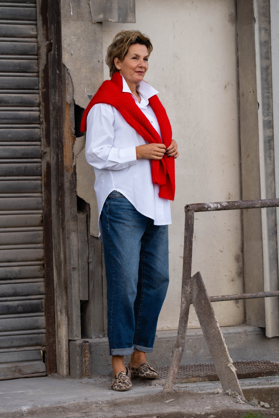 Oversized Hemdbluse “OLIVIA” (CC03)/Coole Jeans “BROOKE DENIM” (HL09/Edler Strickpullover “LINI” flame red (HL470)