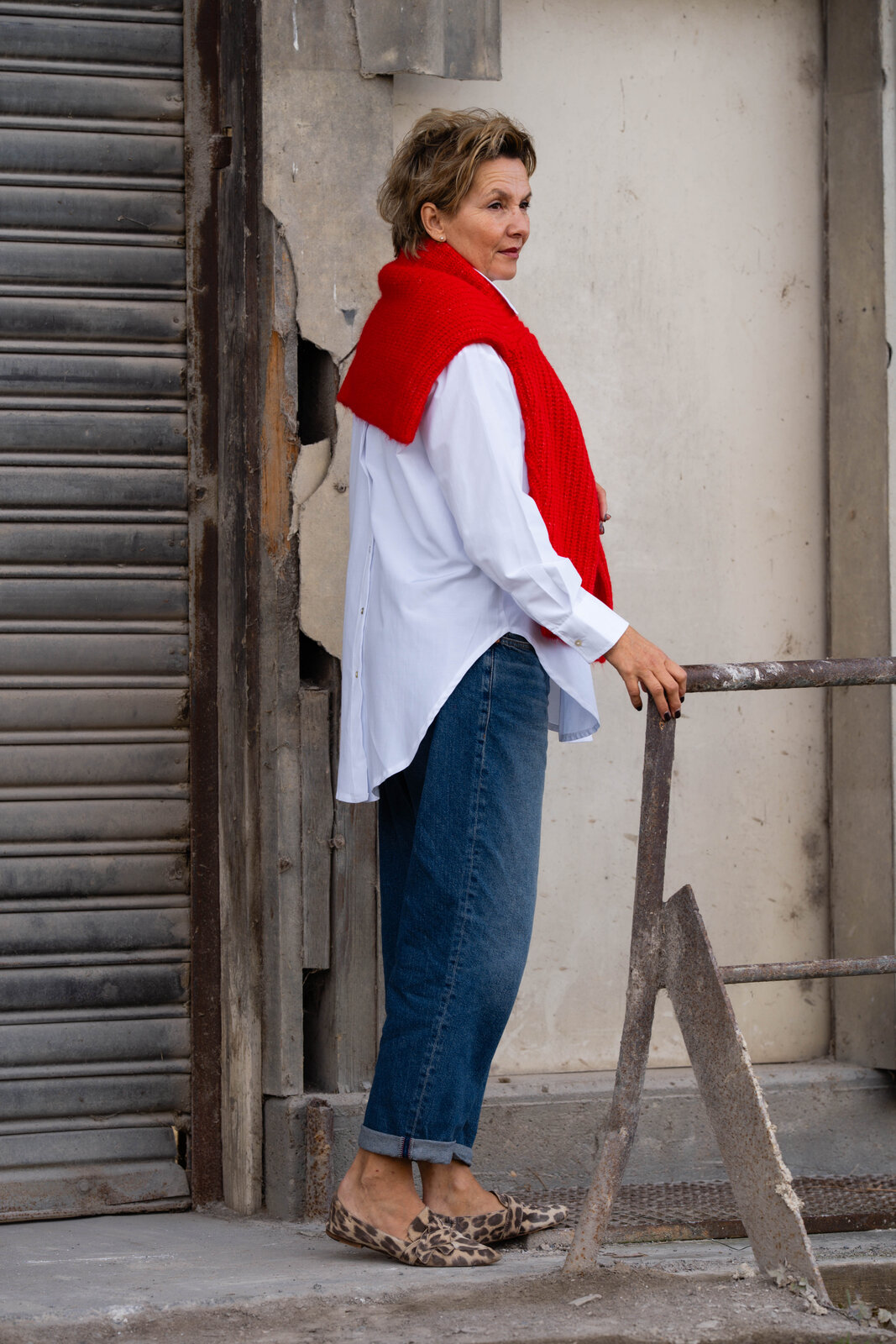 Oversized Hemdbluse “OLIVIA” (CC03)/Coole Jeans “BROOKE DENIM” (HL09/Edler Strickpullover “LINI” flame red (HL470)