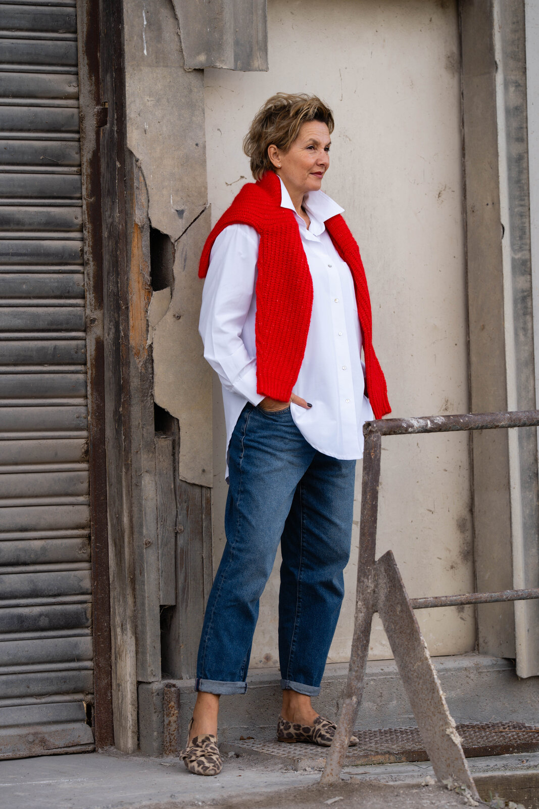 Oversized Hemdbluse “OLIVIA” (CC03)/Coole Jeans “BROOKE DENIM” (HL09/Edler Strickpullover “LINI” flame red (HL470)