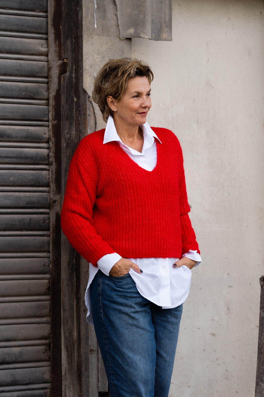 Oversized Hemdbluse “OLIVIA” (CC03)/Coole Jeans “BROOKE DENIM” (HL09/Edler Strickpullover “LINI” flame red (HL470)