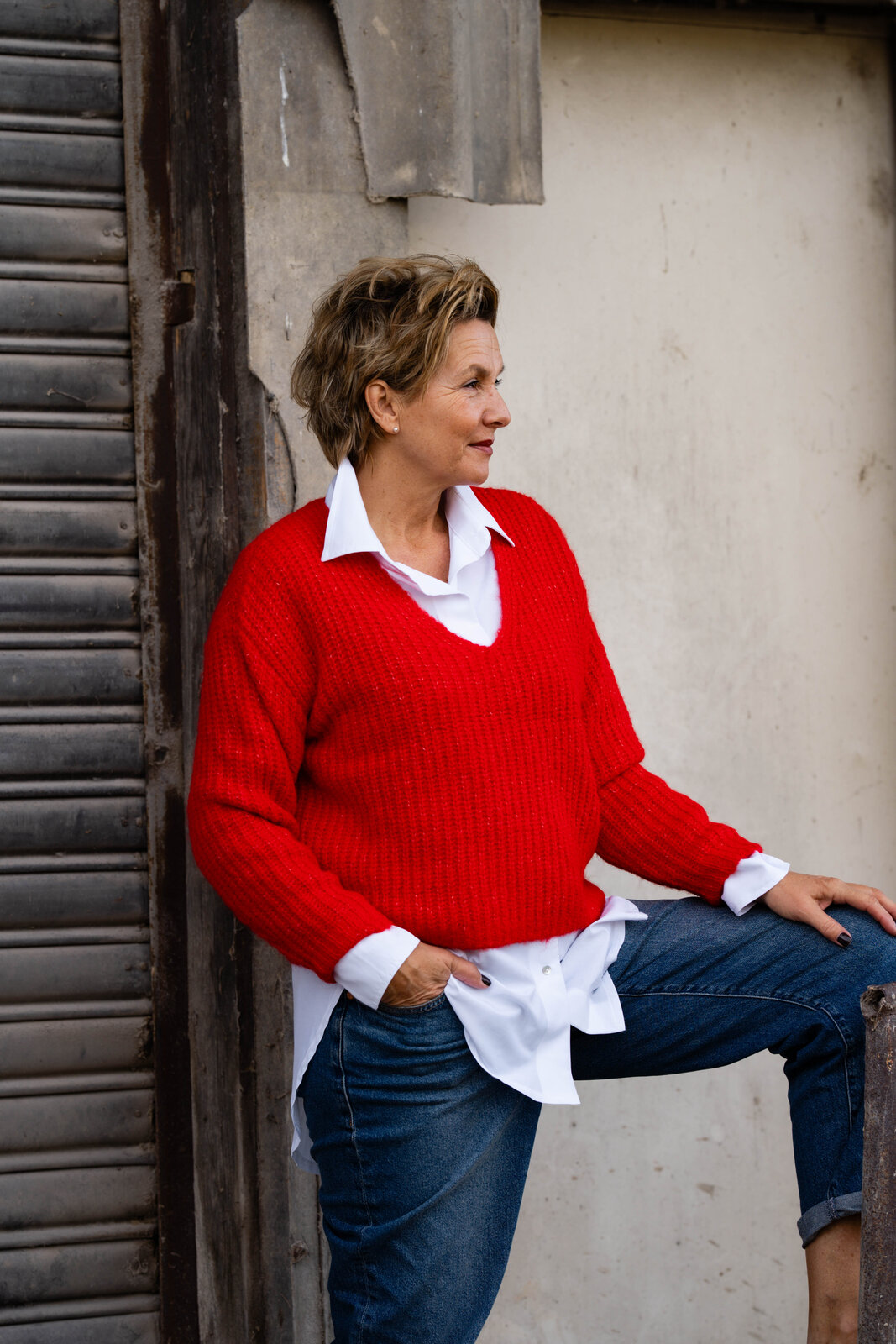 Oversized Hemdbluse “OLIVIA” (CC03)/Coole Jeans “BROOKE DENIM” (HL09/Edler Strickpullover “LINI” flame red (HL470)