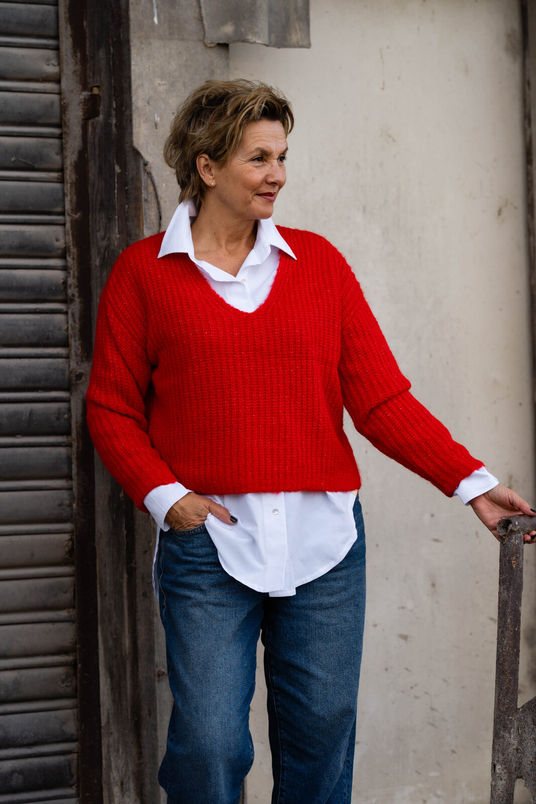 Oversized Hemdbluse “OLIVIA” (CC03)/Coole Jeans “BROOKE DENIM” (HL09/Edler Strickpullover “LINI” flame red (HL470)