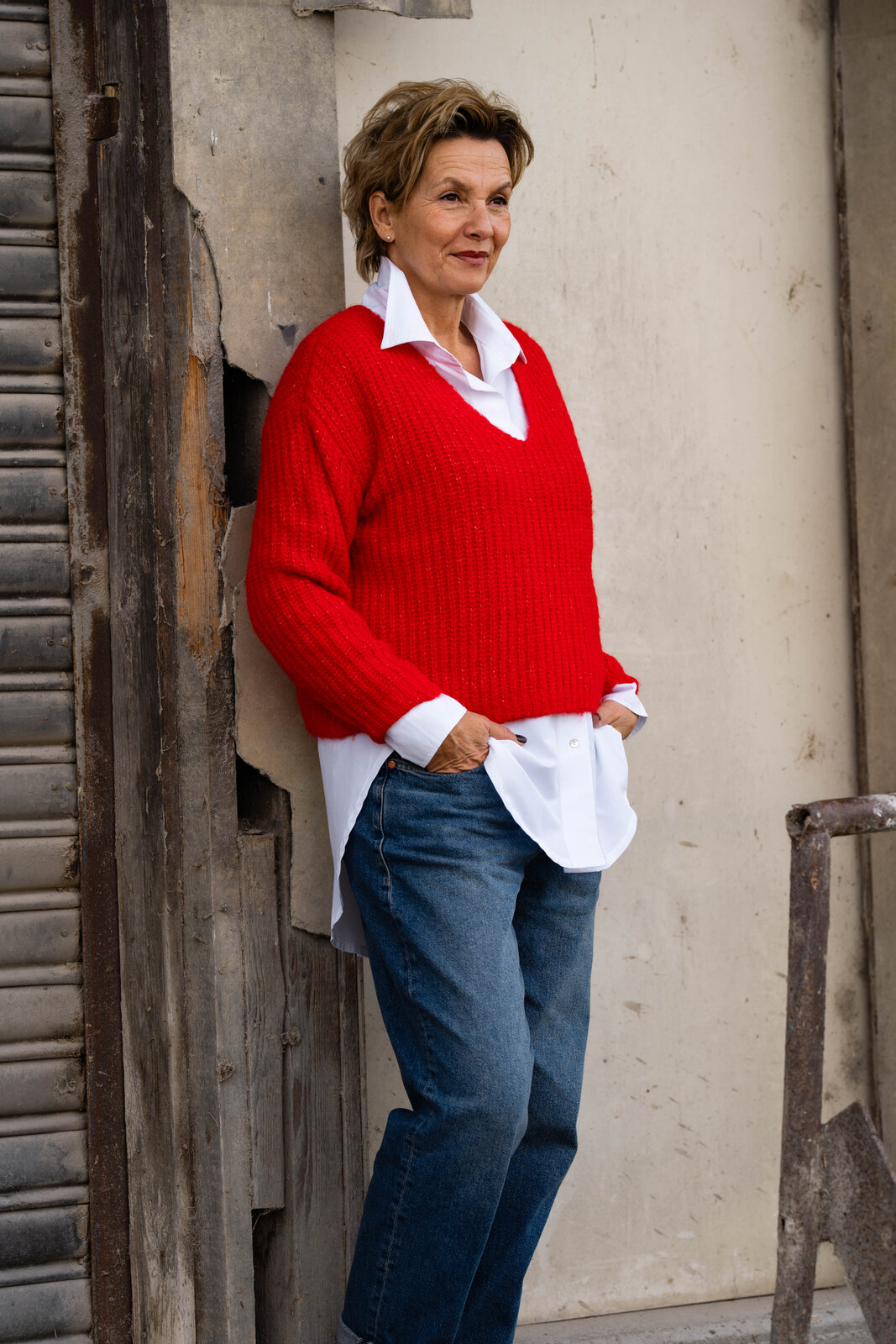 Oversized Hemdbluse “OLIVIA” (CC03)/Coole Jeans “BROOKE DENIM” (HL09/Edler Strickpullover “LINI” flame red (HL470)