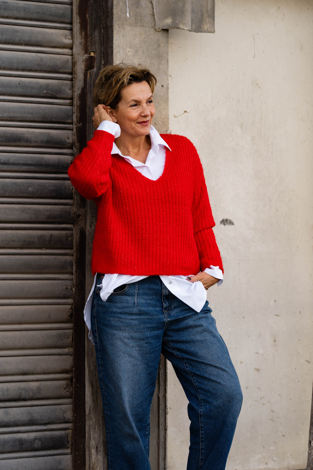 Oversized Hemdbluse “OLIVIA” (CC03)/Coole Jeans “BROOKE DENIM” (HL09/Edler Strickpullover “LINI” flame red (HL470)