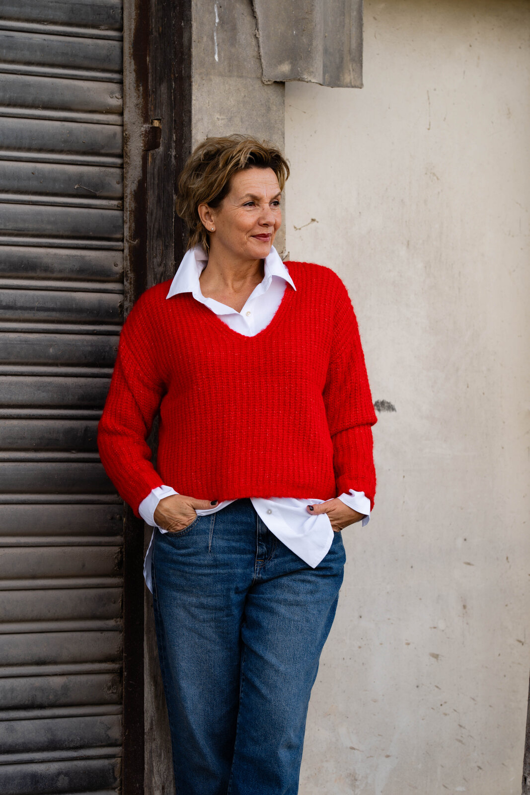 Oversized Hemdbluse “OLIVIA” (CC03)/Coole Jeans “BROOKE DENIM” (HL09/Edler Strickpullover “LINI” flame red (HL470)