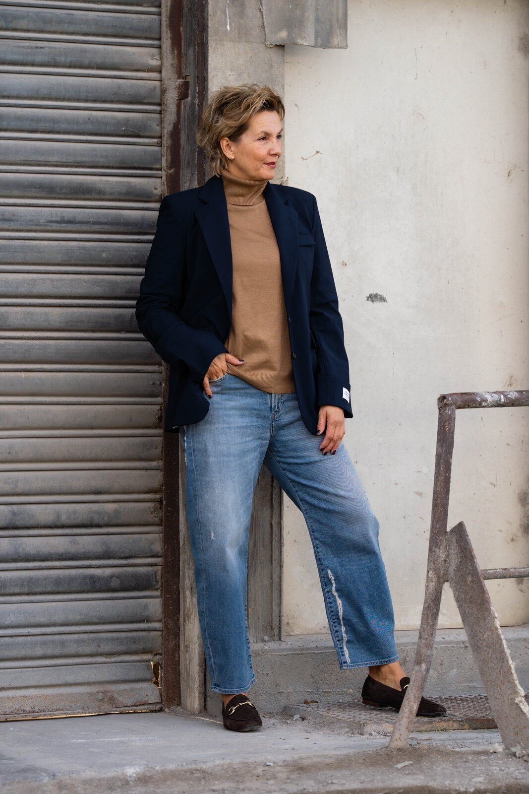 Blazer “HAILEY” navy (PI09) / Feinstrickpulli “LOLA” caramel (GW213)/ Jeans “YOANA” – crack blue (ER05)