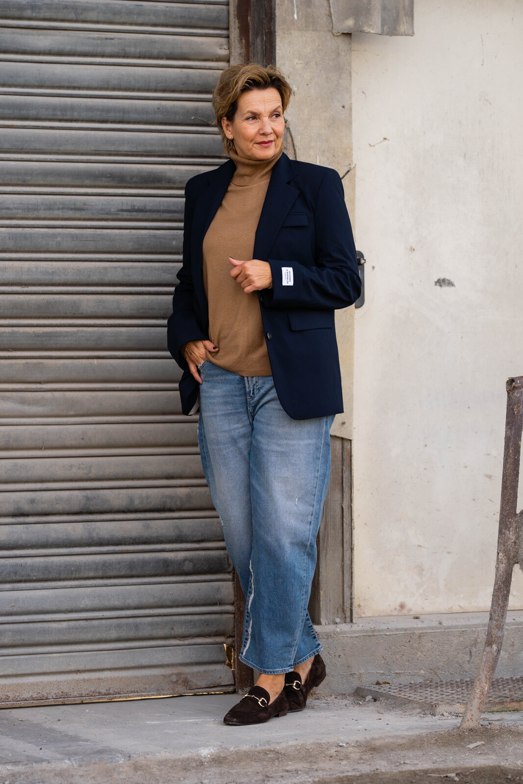 Blazer “HAILEY” navy (PI09) / Feinstrickpulli “LOLA” caramel (GW213)/ Jeans “YOANA” – crack blue (ER05)