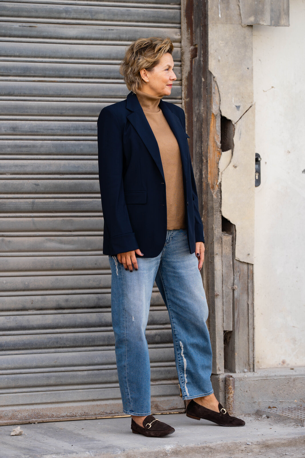 Blazer “HAILEY” navy (PI09) / Feinstrickpulli “LOLA” caramel (GW213)/ Jeans “YOANA” – crack blue (ER05)