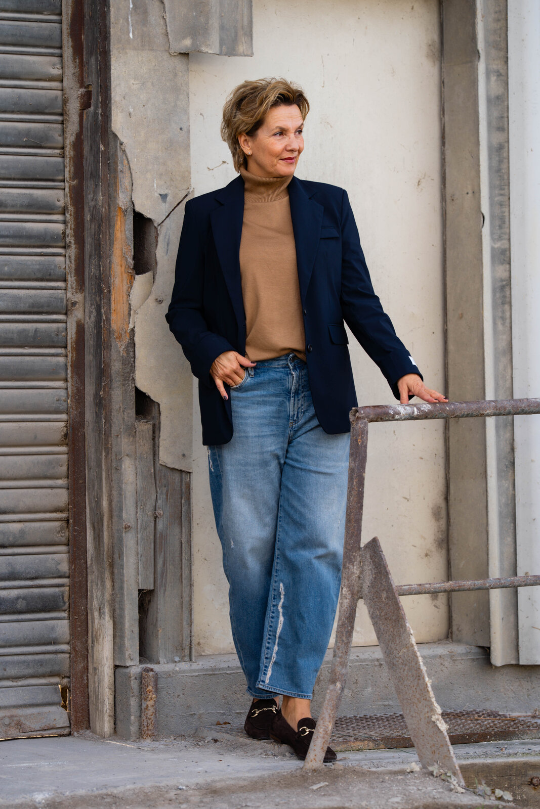 Blazer “HAILEY” navy (PI09) / Feinstrickpulli “LOLA” caramel (GW213)/ Jeans “YOANA” – crack blue (ER05)