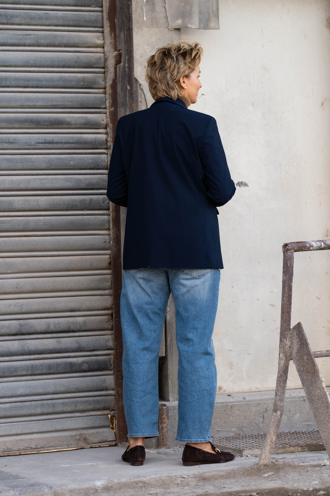 Blazer “HAILEY” navy (PI09) / Jeans “YOANA” – crack blue (ER05)