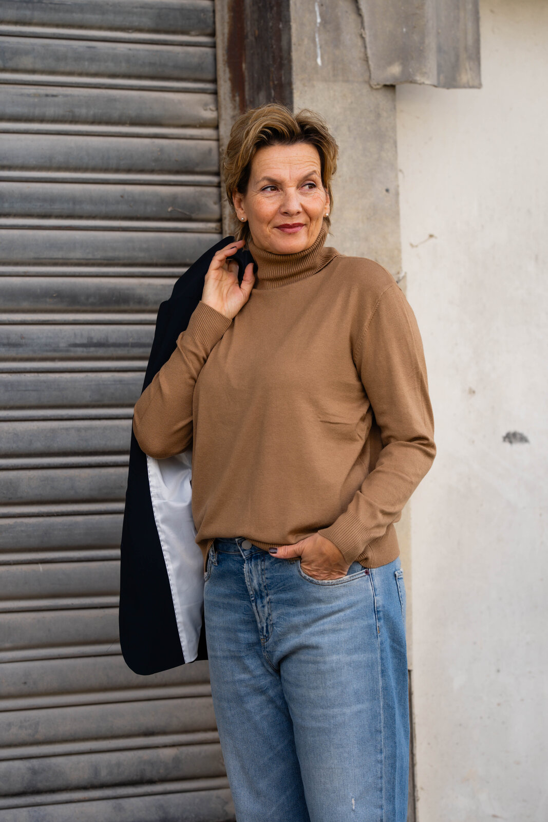 Feinstrickpulli “LOLA” caramel (GW213)/ Jeans “YOANA” – crack blue (ER05)