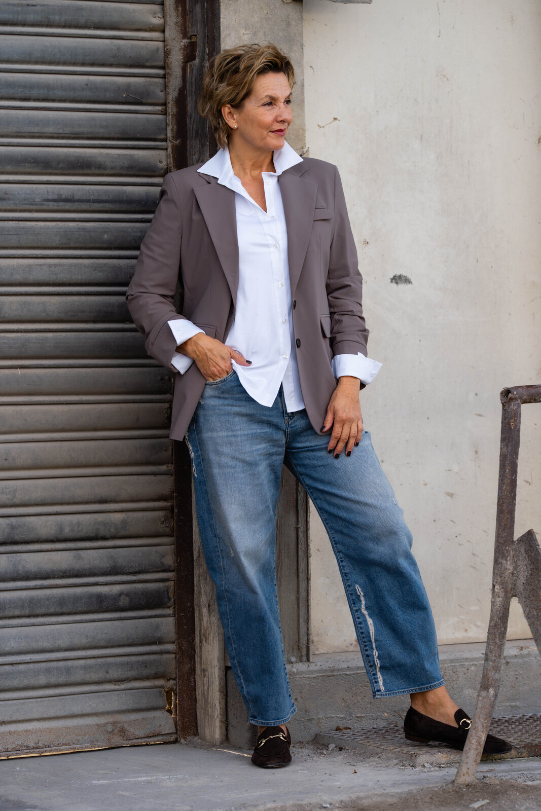 Blazer “HAILEY” taupe (PI09)/ Hemdbluse “OLIVIA” white (CC03)/ Jeans “YOANA” – crack blue (ER05)