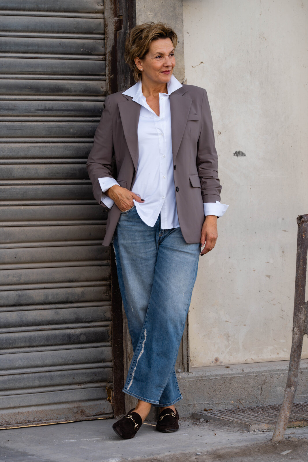 Blazer “HAILEY” taupe (PI09)/ Hemdbluse “OLIVIA” white (CC03)/ Jeans “YOANA” – crack blue (ER05)