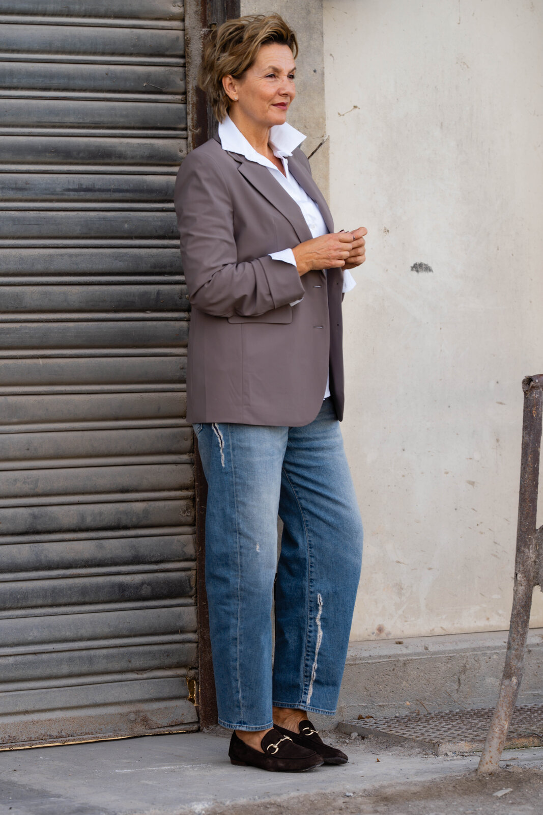 Blazer “HAILEY” taupe (PI09)/ Hemdbluse “OLIVIA” white (CC03)/ Jeans “YOANA” – crack blue (ER05)