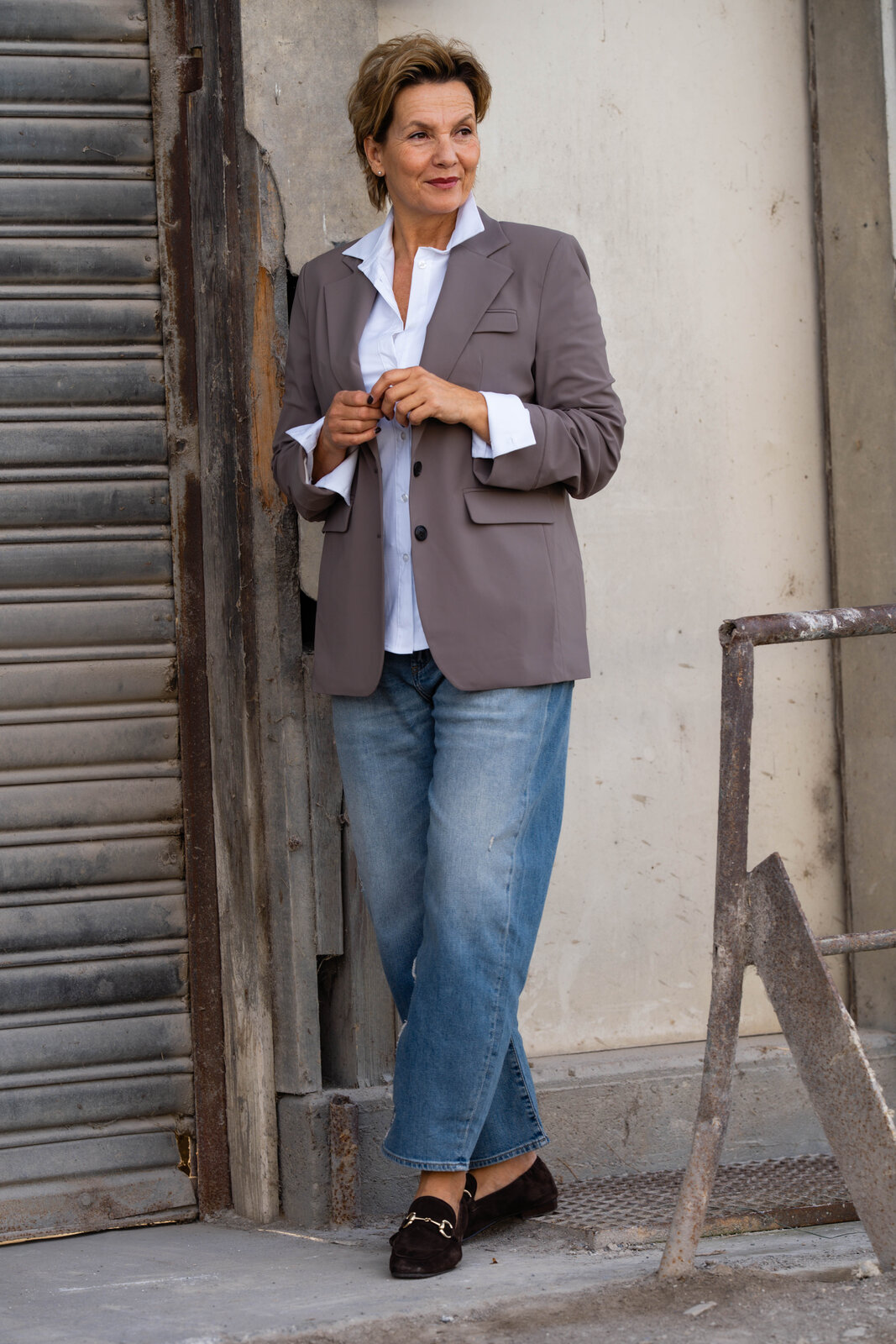 Blazer “HAILEY” taupe (PI09)/ Hemdbluse “OLIVIA” white (CC03)/ Jeans “YOANA” – crack blue (ER05)