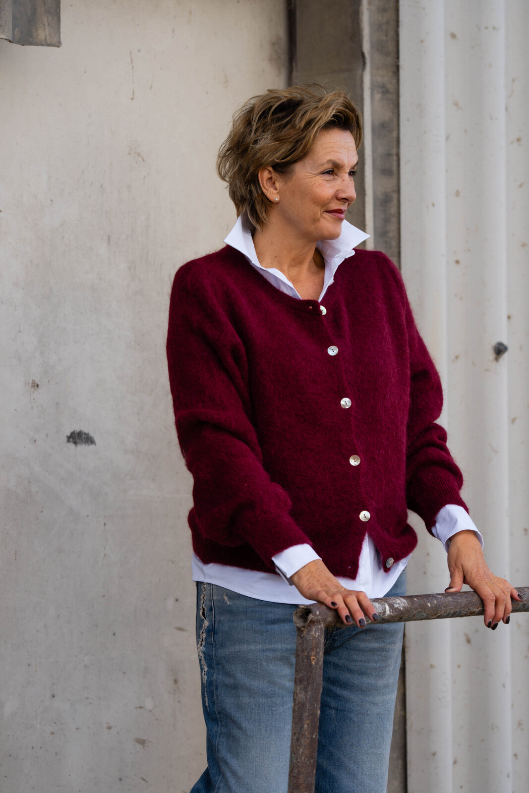 Strickcardigan “JANE” burgunder (GW15)/ Hemdbluse “OLIVIA” white (CC03)