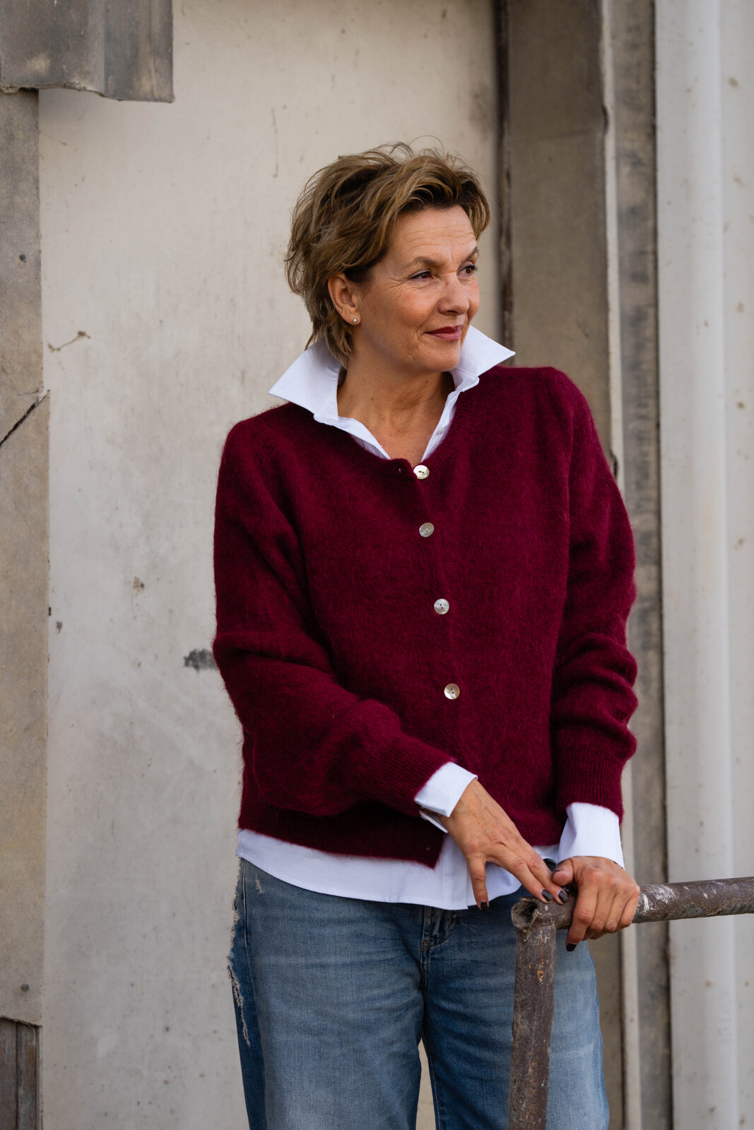 Strickcardigan “JANE” burgunder (GW15)/ Hemdbluse “OLIVIA” white (CC03)