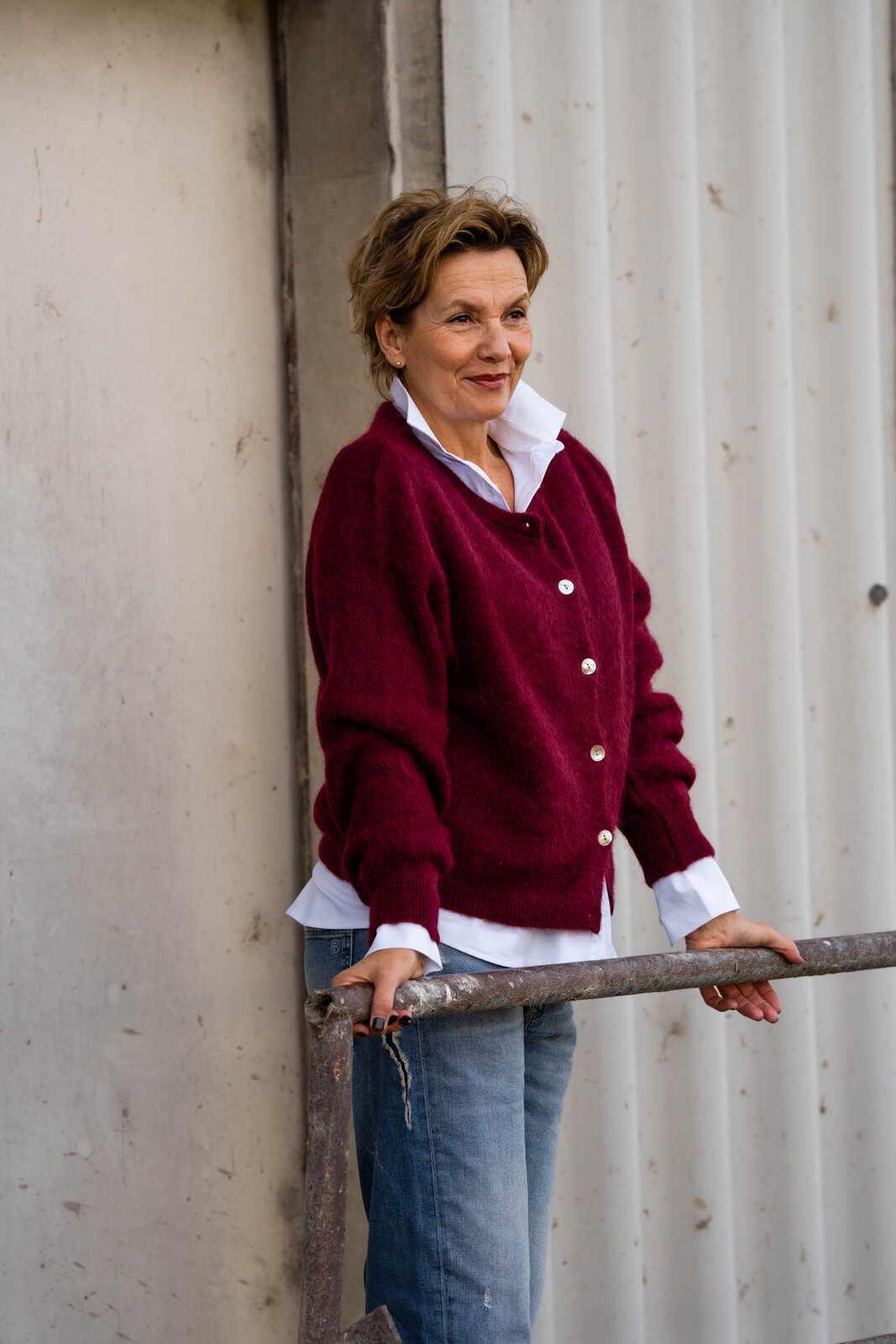 Strickcardigan “JANE” burgunder (GW15)/ Hemdbluse “OLIVIA” white (CC03)