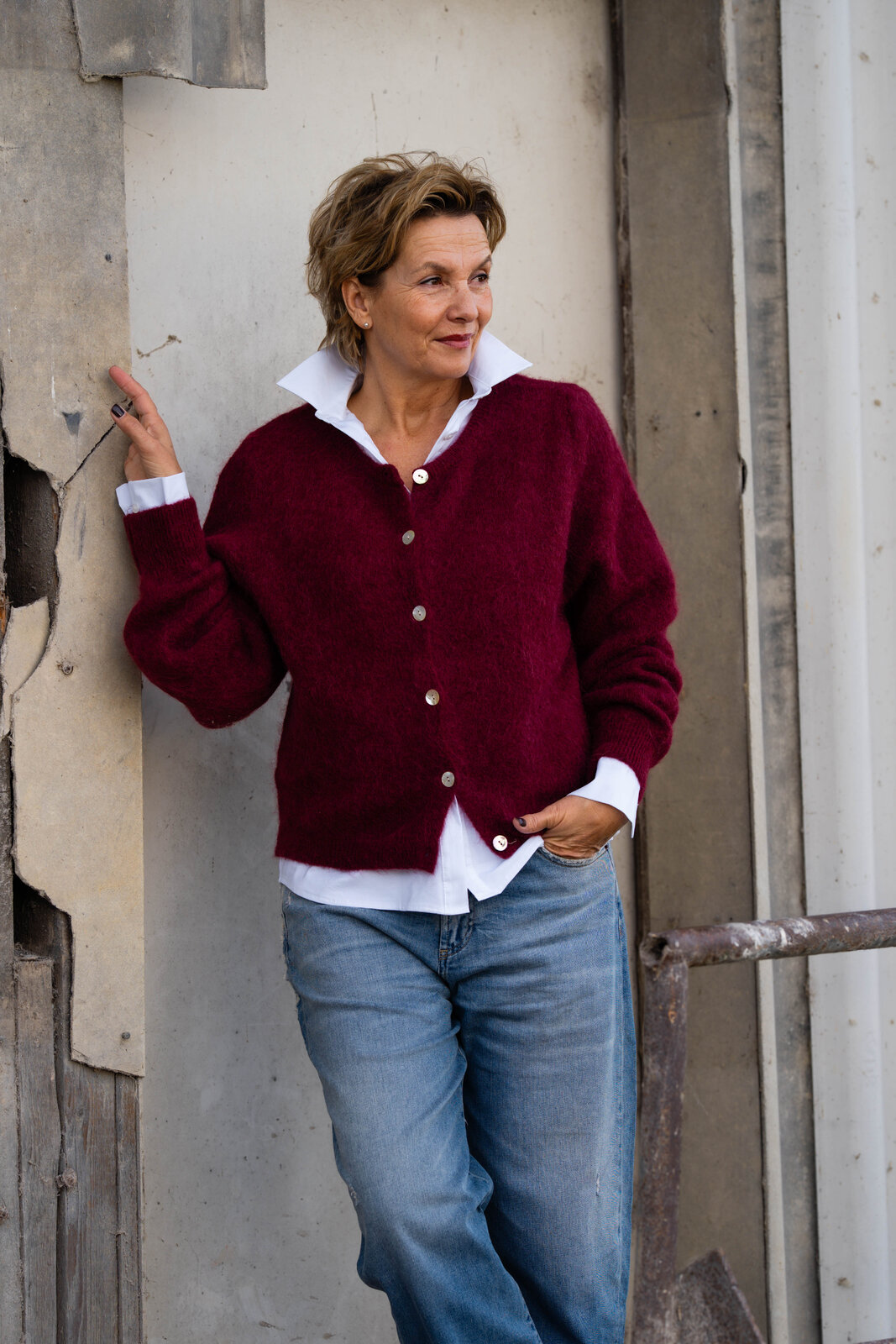 Strickcardigan “JANE” burgunder (GW15)/ Hemdbluse “OLIVIA” white (CC03)