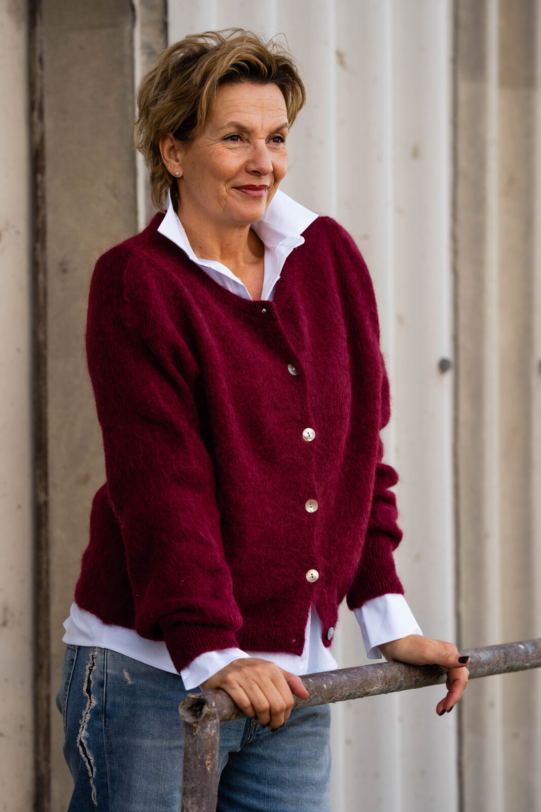 Strickcardigan “JANE” burgunder (GW15)/ Hemdbluse “OLIVIA” white (CC03)