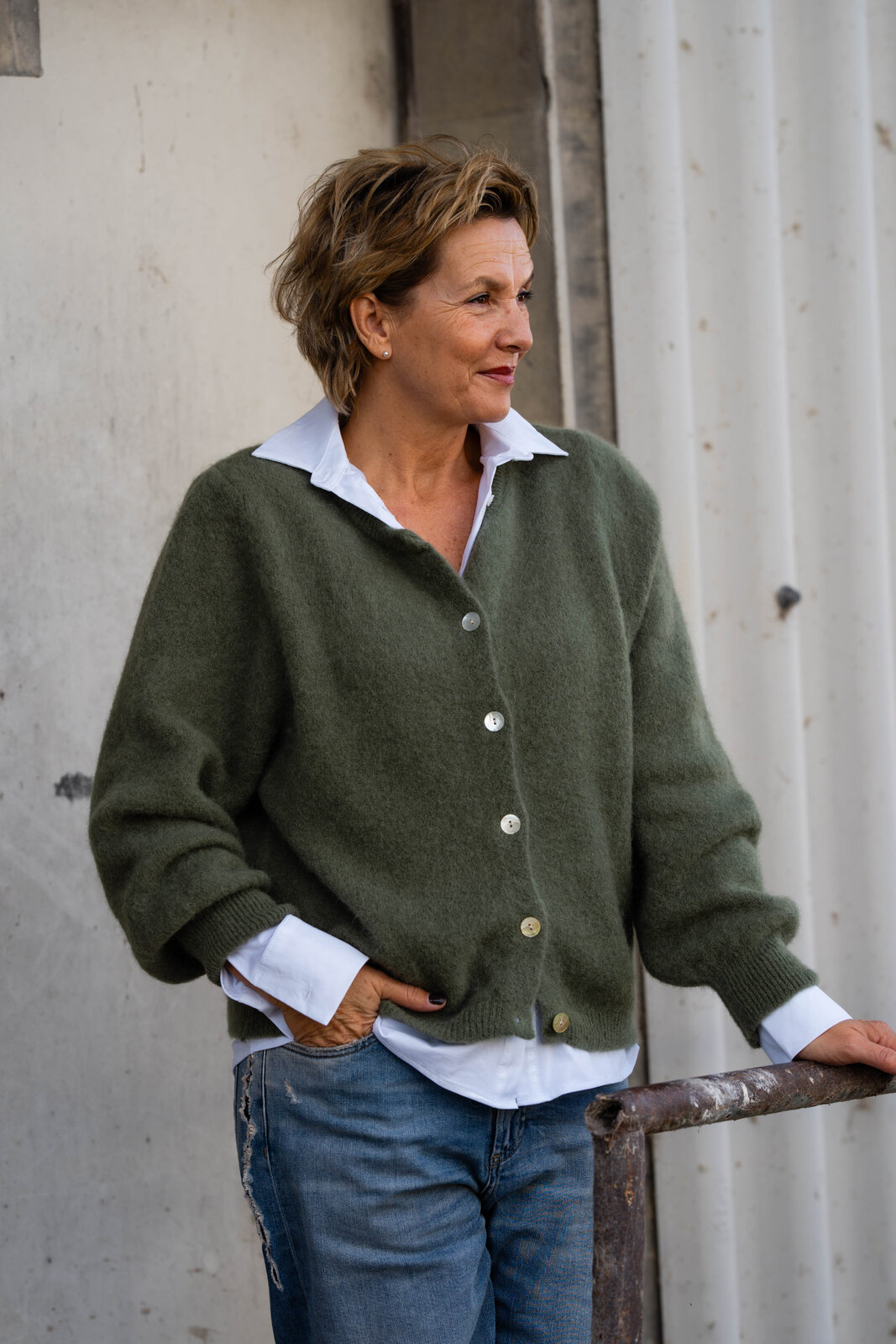 Strickcardigan “JANE” khaki (GW15)/ Hemdbluse “OLIVIA” white (CC03)