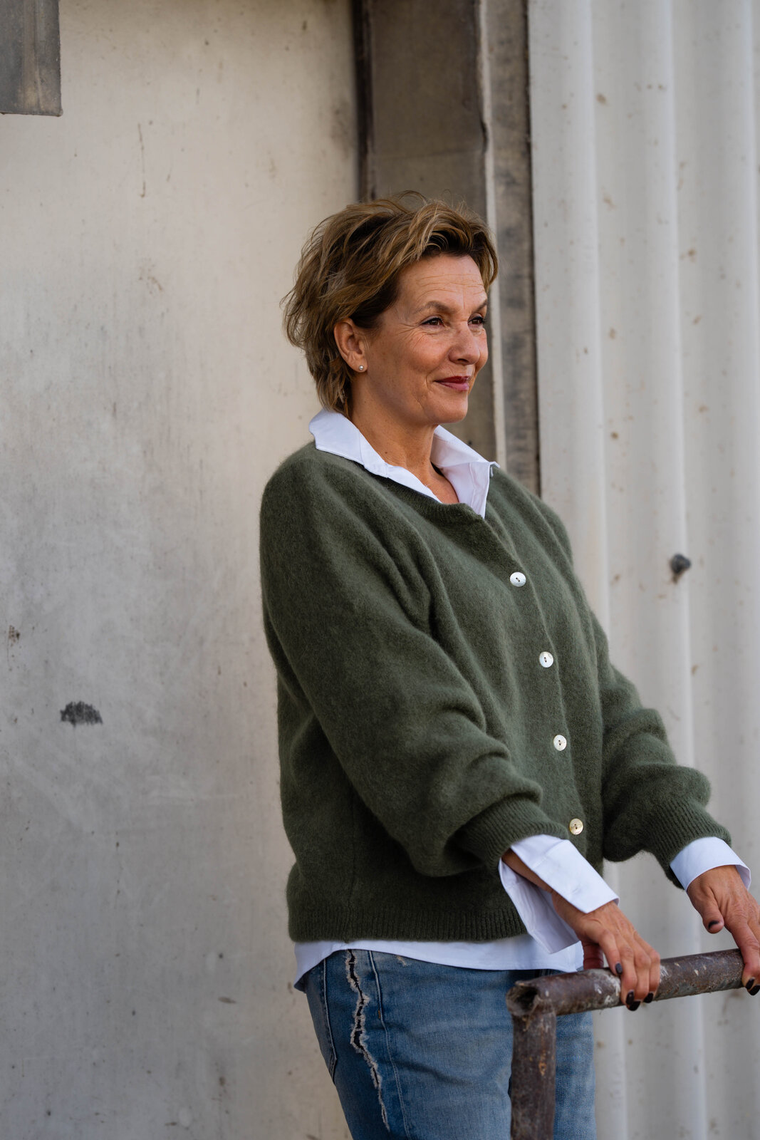 Strickcardigan “JANE” khaki (GW15)/ Hemdbluse “OLIVIA” white (CC03)