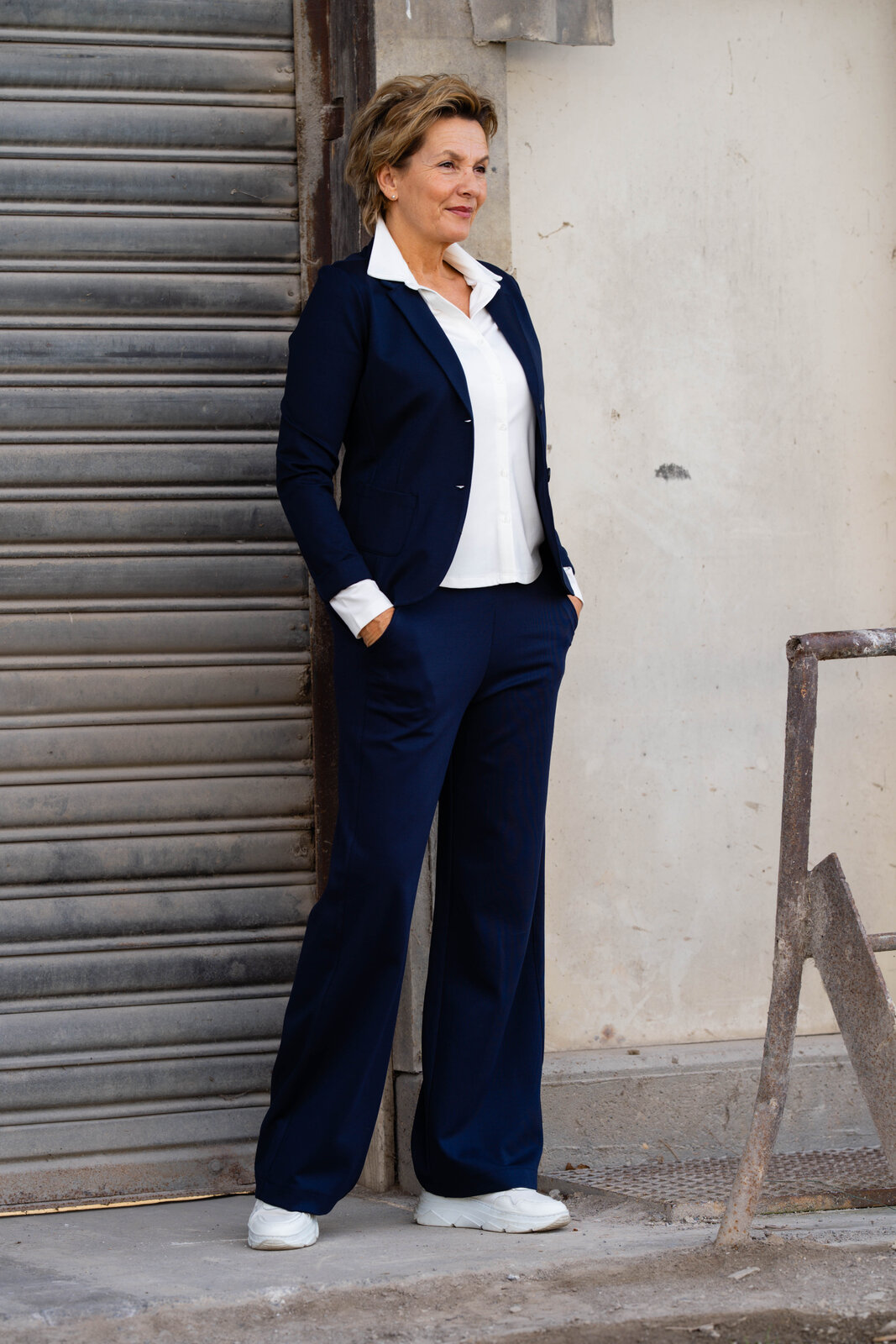 Hose “MANJA” – dunkelblau (H14)/ Kurzblazer “SISSI” – dunkelblau (B04)/ Bluse “DERYA” offwhite (HL29)