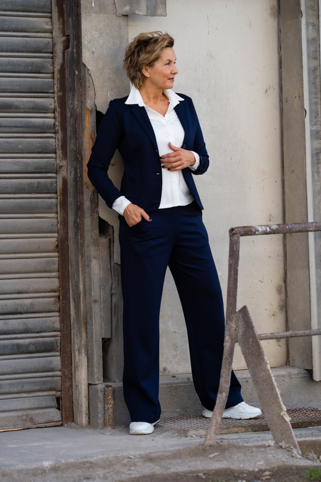 Hose “MANJA” – dunkelblau (H14)/ Kurzblazer “SISSI” – dunkelblau (B04)/ Bluse “DERYA” offwhite (HL29)