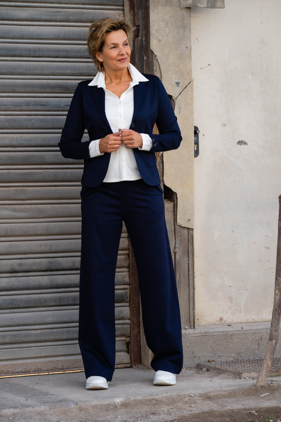 Hose “MANJA” – dunkelblau (H14)/ Kurzblazer “SISSI” – dunkelblau (B04)/ Bluse “DERYA” offwhite (HL29)