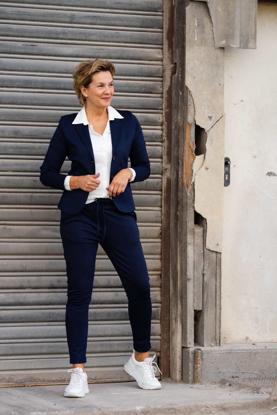 Chino-Hose “LISSY” – dunkelblau (H01)/ Kurzblazer “SISSI” – dunkelblau (B04)/Bluse “DERYA” offwhite (HL29)